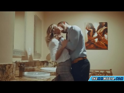 ❤️ Nigbati bilondi ti oyan ba tan ọ ni yara isinmi ti gbogbo eniyan ️❌ Iwa onihoho furo ❌️❤